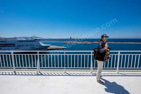 22 au juin 2014 : Sur le pont au départ de Marseille. A bord du nouveau navire Tanit de la CTN (Compagnie Tunisienne de Navigation) aller-retour Tunis-Marseille. Le retour des immigrés tunisiens en France chaque été représente une manne touristique et financière très importante pour la Tunisie. Le navire Tanit a été mis en service en 2012, il mesure 212 m de long pour 30 m de large, peut atteindre la vitesse max de 27,5 noeuds, capacité d'accueil 3200 passagers et 1060 véhicules.