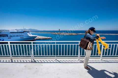 22 au juin 2014 : Sur le pont au départ de Marseille. A bord du nouveau navire Tanit de la CTN (Compagnie Tunisienne de Navigation) aller-retour Tunis-Marseille. Le retour des immigrés tunisiens en France chaque été représente une manne touristique et financière très importante pour la Tunisie. Le navire Tanit a été mis en service en 2012, il mesure 212 m de long pour 30 m de large, peut atteindre la vitesse max de 27,5 noeuds, capacité d'accueil 3200 passagers et 1060 véhicules.