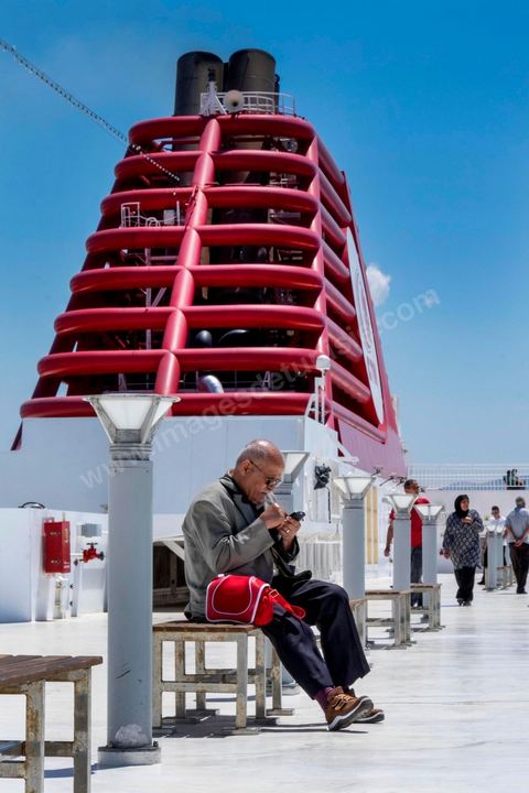 22 au juin 2014 : Sur le pont au départ de Marseille. A bord du nouveau navire Tanit de la CTN (Compagnie Tunisienne de Navigation) aller-retour Tunis-Marseille. Le retour des immigrés tunisiens en France chaque été représente une manne touristique et financière très importante pour la Tunisie. Le navire Tanit a été mis en service en 2012, il mesure 212 m de long pour 30 m de large, peut atteindre la vitesse max de 27,5 noeuds, capacité d'accueil 3200 passagers et 1060 véhicules.