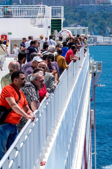 22 au juin 2014 : Sur le pont au départ de Marseille. A bord du nouveau navire Tanit de la CTN (Compagnie Tunisienne de Navigation) aller-retour Tunis-Marseille. Le retour des immigrés tunisiens en France chaque été représente une manne touristique et financière très importante pour la Tunisie. Le navire Tanit a été mis en service en 2012, il mesure 212 m de long pour 30 m de large, peut atteindre la vitesse max de 27,5 noeuds, capacité d'accueil 3200 passagers et 1060 véhicules.