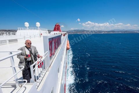 22 au juin 2014 : Sur le pont au départ de Marseille. A bord du nouveau navire Tanit de la CTN (Compagnie Tunisienne de Navigation) aller-retour Tunis-Marseille. Le retour des immigrés tunisiens en France chaque été représente une manne touristique et financière très importante pour la Tunisie. Le navire Tanit a été mis en service en 2012, il mesure 212 m de long pour 30 m de large, peut atteindre la vitesse max de 27,5 noeuds, capacité d'accueil 3200 passagers et 1060 véhicules.
