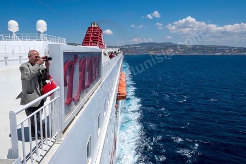 22 au juin 2014 : Sur le pont au départ de Marseille. A bord du nouveau navire Tanit de la CTN (Compagnie Tunisienne de Navigation) aller-retour Tunis-Marseille. Le retour des immigrés tunisiens en France chaque été représente une manne touristique et financière très importante pour la Tunisie. Le navire Tanit a été mis en service en 2012, il mesure 212 m de long pour 30 m de large, peut atteindre la vitesse max de 27,5 noeuds, capacité d'accueil 3200 passagers et 1060 véhicules.