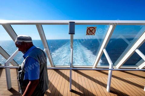 22 au juin 2014 : Sur le pont au départ de Marseille. A bord du nouveau navire Tanit de la CTN (Compagnie Tunisienne de Navigation) aller-retour Tunis-Marseille. Le retour des immigrés tunisiens en France chaque été représente une manne touristique et financière très importante pour la Tunisie. Le navire Tanit a été mis en service en 2012, il mesure 212 m de long pour 30 m de large, peut atteindre la vitesse max de 27,5 noeuds, capacité d'accueil 3200 passagers et 1060 véhicules.