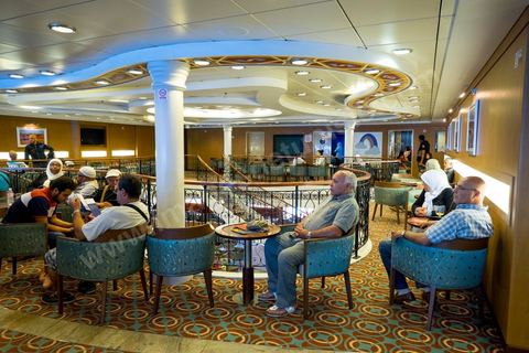 22 au juin 2014 : Café à bord du nouveau navire Tanit de la CTN (Compagnie Tunisienne de Navigation) aller-retour Tunis-Marseille. Le retour des immigrés tunisiens en France chaque été représente une manne touristique et financière très importante pour la Tunisie. Le navire Tanit a été mis en service en 2012, il mesure 212 m de long pour 30 m de large, peut atteindre la vitesse max de 27,5 noeuds, capacité d'accueil 3200 passagers et 1060 véhicules.