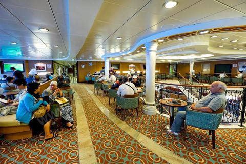 22 au juin 2014 : Café à bord du nouveau navire Tanit de la CTN (Compagnie Tunisienne de Navigation) aller-retour Tunis-Marseille. Le retour des immigrés tunisiens en France chaque été représente une manne touristique et financière très importante pour la Tunisie. Le navire Tanit a été mis en service en 2012, il mesure 212 m de long pour 30 m de large, peut atteindre la vitesse max de 27,5 noeuds, capacité d'accueil 3200 passagers et 1060 véhicules.
