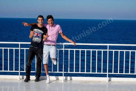 22 au juin 2014 : passagers sur le pont à bord du nouveau navire Tanit de la CTN (Compagnie Tunisienne de Navigation) aller-retour Tunis-Marseille. Le retour des immigrés tunisiens en France chaque été représente une manne touristique et financière très importante pour la Tunisie. Le navire Tanit a été mis en service en 2012, il mesure 212 m de long pour 30 m de large, peut atteindre la vitesse max de 27,5 noeuds, capacité d'accueil 3200 passagers et 1060 véhicules.