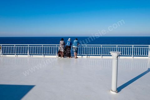 22 au juin 2014 : passagers sur le pont à bord du nouveau navire Tanit de la CTN (Compagnie Tunisienne de Navigation) aller-retour Tunis-Marseille. Le retour des immigrés tunisiens en France chaque été représente une manne touristique et financière très importante pour la Tunisie. Le navire Tanit a été mis en service en 2012, il mesure 212 m de long pour 30 m de large, peut atteindre la vitesse max de 27,5 noeuds, capacité d'accueil 3200 passagers et 1060 véhicules.