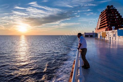 22 au juin 2014 : passagers sur le pont à bord du nouveau navire Tanit de la CTN (Compagnie Tunisienne de Navigation) aller-retour Tunis-Marseille. Le retour des immigrés tunisiens en France chaque été représente une manne touristique et financière très importante pour la Tunisie. Le navire Tanit a été mis en service en 2012, il mesure 212 m de long pour 30 m de large, peut atteindre la vitesse max de 27,5 noeuds, capacité d'accueil 3200 passagers et 1060 véhicules.
