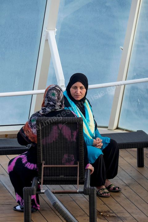 22 au juin 2014 : passagers sur le pont à bord du nouveau navire Tanit de la CTN (Compagnie Tunisienne de Navigation) aller-retour Tunis-Marseille. Le retour des immigrés tunisiens en France chaque été représente une manne touristique et financière très importante pour la Tunisie. Le navire Tanit a été mis en service en 2012, il mesure 212 m de long pour 30 m de large, peut atteindre la vitesse max de 27,5 noeuds, capacité d'accueil 3200 passagers et 1060 véhicules.