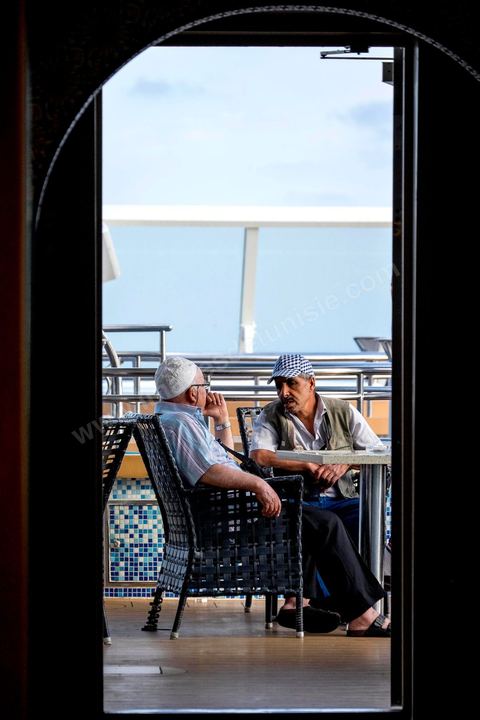 22 au juin 2014 : café à bord du nouveau navire Tanit de la CTN (Compagnie Tunisienne de Navigation) aller-retour Tunis-Marseille. Le retour des immigrés tunisiens en France chaque été représente une manne touristique et financière très importante pour la Tunisie. Le navire Tanit a été mis en service en 2012, il mesure 212 m de long pour 30 m de large, peut atteindre la vitesse max de 27,5 noeuds, capacité d'accueil 3200 passagers et 1060 véhicules.