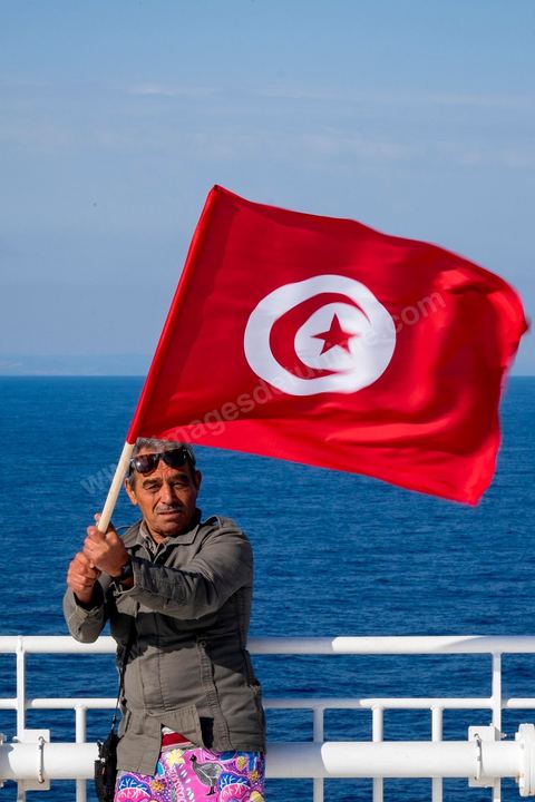 22 au juin 2014 : passagers sur le pont à l'approche de la Tunisie à bord du nouveau navire Tanit de la CTN (Compagnie Tunisienne de Navigation) aller-retour Tunis-Marseille. Le retour des immigrés tunisiens en France chaque été représente une manne touristique et financière très importante pour la Tunisie. Le navire Tanit a été mis en service en 2012, il mesure 212 m de long pour 30 m de large, peut atteindre la vitesse max de 27,5 noeuds, capacité d'accueil 3200 passagers et 1060 véhicules.