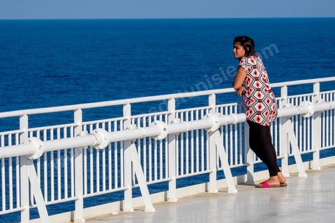 22 au juin 2014 : passagers sur le pont à l'approche de la Tunisie à bord du nouveau navire Tanit de la CTN (Compagnie Tunisienne de Navigation) aller-retour Tunis-Marseille. Le retour des immigrés tunisiens en France chaque été représente une manne touristique et financière très importante pour la Tunisie. Le navire Tanit a été mis en service en 2012, il mesure 212 m de long pour 30 m de large, peut atteindre la vitesse max de 27,5 noeuds, capacité d'accueil 3200 passagers et 1060 véhicules.