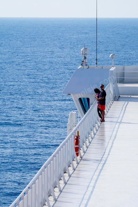 22 au juin 2014 : passagers sur le pont à l'approche de la Tunisie à bord du nouveau navire Tanit de la CTN (Compagnie Tunisienne de Navigation) aller-retour Tunis-Marseille. Le retour des immigrés tunisiens en France chaque été représente une manne touristique et financière très importante pour la Tunisie. Le navire Tanit a été mis en service en 2012, il mesure 212 m de long pour 30 m de large, peut atteindre la vitesse max de 27,5 noeuds, capacité d'accueil 3200 passagers et 1060 véhicules.