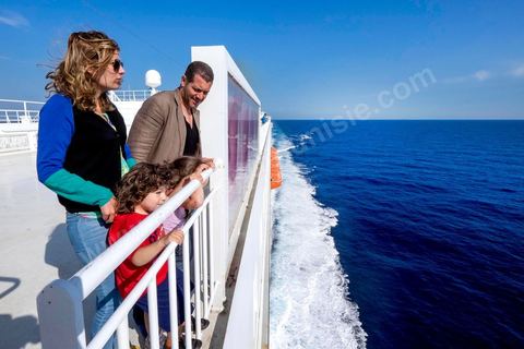 22 au juin 2014 : passagers sur le pont à l'approche de la Tunisie à bord du nouveau navire Tanit de la CTN (Compagnie Tunisienne de Navigation) aller-retour Tunis-Marseille. Le retour des immigrés tunisiens en France chaque été représente une manne touristique et financière très importante pour la Tunisie. Le navire Tanit a été mis en service en 2012, il mesure 212 m de long pour 30 m de large, peut atteindre la vitesse max de 27,5 noeuds, capacité d'accueil 3200 passagers et 1060 véhicules.