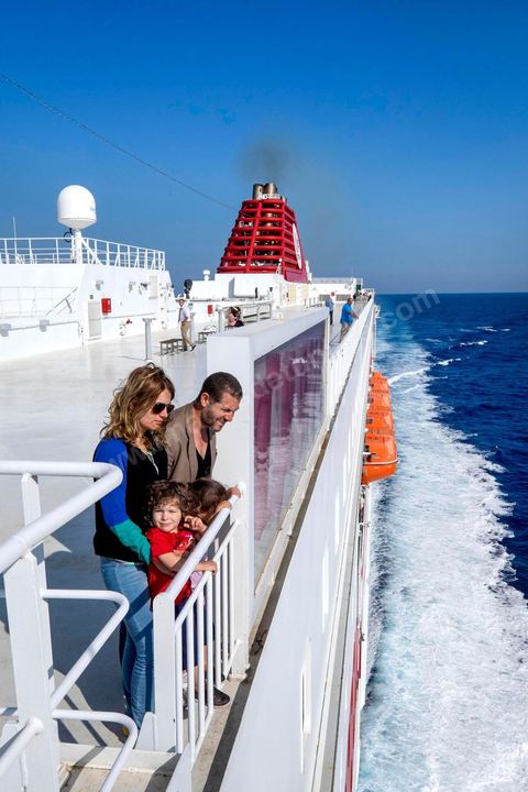 22 au juin 2014 : passagers sur le pont à l'approche de la Tunisie à bord du nouveau navire Tanit de la CTN (Compagnie Tunisienne de Navigation) aller-retour Tunis-Marseille. Le retour des immigrés tunisiens en France chaque été représente une manne touristique et financière très importante pour la Tunisie. Le navire Tanit a été mis en service en 2012, il mesure 212 m de long pour 30 m de large, peut atteindre la vitesse max de 27,5 noeuds, capacité d'accueil 3200 passagers et 1060 véhicules.