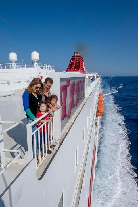 22 au juin 2014 : passagers sur le pont à l'approche de la Tunisie à bord du nouveau navire Tanit de la CTN (Compagnie Tunisienne de Navigation) aller-retour Tunis-Marseille. Le retour des immigrés tunisiens en France chaque été représente une manne touristique et financière très importante pour la Tunisie. Le navire Tanit a été mis en service en 2012, il mesure 212 m de long pour 30 m de large, peut atteindre la vitesse max de 27,5 noeuds, capacité d'accueil 3200 passagers et 1060 véhicules.