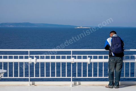 22 au juin 2014 : passagers sur le pont à l'approche de la Tunisie à bord du nouveau navire Tanit de la CTN (Compagnie Tunisienne de Navigation) aller-retour Tunis-Marseille. Le retour des immigrés tunisiens en France chaque été représente une manne touristique et financière très importante pour la Tunisie. Le navire Tanit a été mis en service en 2012, il mesure 212 m de long pour 30 m de large, peut atteindre la vitesse max de 27,5 noeuds, capacité d'accueil 3200 passagers et 1060 véhicules.