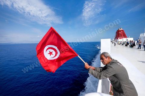 22 au juin 2014 : passagers sur le pont à l'approche de la Tunisie à bord du nouveau navire Tanit de la CTN (Compagnie Tunisienne de Navigation) aller-retour Tunis-Marseille. Le retour des immigrés tunisiens en France chaque été représente une manne touristique et financière très importante pour la Tunisie. Le navire Tanit a été mis en service en 2012, il mesure 212 m de long pour 30 m de large, peut atteindre la vitesse max de 27,5 noeuds, capacité d'accueil 3200 passagers et 1060 véhicules.