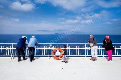 22 au juin 2014 : passagers sur le pont à l'approche de la Tunisie à bord du nouveau navire Tanit de la CTN (Compagnie Tunisienne de Navigation) aller-retour Tunis-Marseille. Le retour des immigrés tunisiens en France chaque été représente une manne touristique et financière très importante pour la Tunisie. Le navire Tanit a été mis en service en 2012, il mesure 212 m de long pour 30 m de large, peut atteindre la vitesse max de 27,5 noeuds, capacité d'accueil 3200 passagers et 1060 véhicules.
