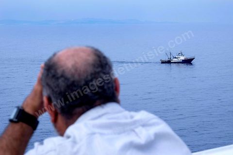22 au juin 2014 : passagers sur le pont à l'approche de la Tunisie à bord du nouveau navire Tanit de la CTN (Compagnie Tunisienne de Navigation) aller-retour Tunis-Marseille. Le retour des immigrés tunisiens en France chaque été représente une manne touristique et financière très importante pour la Tunisie. Le navire Tanit a été mis en service en 2012, il mesure 212 m de long pour 30 m de large, peut atteindre la vitesse max de 27,5 noeuds, capacité d'accueil 3200 passagers et 1060 véhicules.