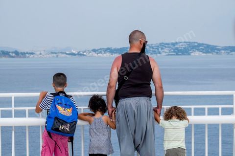 22 au juin 2014 : passagers sur le pont à l'approche de la Tunisie à bord du nouveau navire Tanit de la CTN (Compagnie Tunisienne de Navigation) aller-retour Tunis-Marseille. Le retour des immigrés tunisiens en France chaque été représente une manne touristique et financière très importante pour la Tunisie. Le navire Tanit a été mis en service en 2012, il mesure 212 m de long pour 30 m de large, peut atteindre la vitesse max de 27,5 noeuds, capacité d'accueil 3200 passagers et 1060 véhicules.