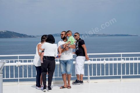 22 au juin 2014 : passagers sur le pont à l'approche de la Tunisie à bord du nouveau navire Tanit de la CTN (Compagnie Tunisienne de Navigation) aller-retour Tunis-Marseille. Le retour des immigrés tunisiens en France chaque été représente une manne touristique et financière très importante pour la Tunisie. Le navire Tanit a été mis en service en 2012, il mesure 212 m de long pour 30 m de large, peut atteindre la vitesse max de 27,5 noeuds, capacité d'accueil 3200 passagers et 1060 véhicules.
