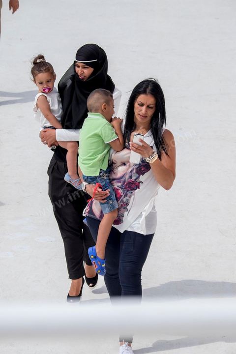 22 au juin 2014 : passagers sur le pont à l'approche de la Tunisie à bord du nouveau navire Tanit de la CTN (Compagnie Tunisienne de Navigation) aller-retour Tunis-Marseille. Le retour des immigrés tunisiens en France chaque été représente une manne touristique et financière très importante pour la Tunisie. Le navire Tanit a été mis en service en 2012, il mesure 212 m de long pour 30 m de large, peut atteindre la vitesse max de 27,5 noeuds, capacité d'accueil 3200 passagers et 1060 véhicules.