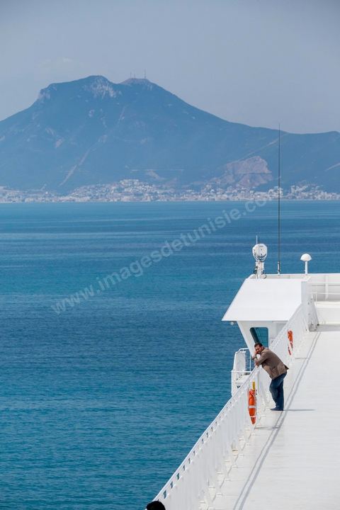 22 au juin 2014 : passagers sur le pont à l'approche de la Tunisie à bord du nouveau navire Tanit de la CTN (Compagnie Tunisienne de Navigation) aller-retour Tunis-Marseille. Le retour des immigrés tunisiens en France chaque été représente une manne touristique et financière très importante pour la Tunisie. Le navire Tanit a été mis en service en 2012, il mesure 212 m de long pour 30 m de large, peut atteindre la vitesse max de 27,5 noeuds, capacité d'accueil 3200 passagers et 1060 véhicules.