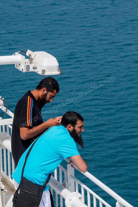 22 au juin 2014 : passagers sur le pont à l'approche de la Tunisie à bord du nouveau navire Tanit de la CTN (Compagnie Tunisienne de Navigation) aller-retour Tunis-Marseille. Le retour des immigrés tunisiens en France chaque été représente une manne touristique et financière très importante pour la Tunisie. Le navire Tanit a été mis en service en 2012, il mesure 212 m de long pour 30 m de large, peut atteindre la vitesse max de 27,5 noeuds, capacité d'accueil 3200 passagers et 1060 véhicules.
