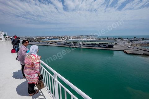 22 au juin 2014 : Entrée dans le port de La Goulette. A bord du nouveau navire Tanit de la CTN (Compagnie Tunisienne de Navigation) aller-retour Tunis-Marseille. Le retour des immigrés tunisiens en France chaque été représente une manne touristique et financière très importante pour la Tunisie. Le navire Tanit a été mis en service en 2012, il mesure 212 m de long pour 30 m de large, peut atteindre la vitesse max de 27,5 noeuds, capacité d'accueil 3200 passagers et 1060 véhicules.