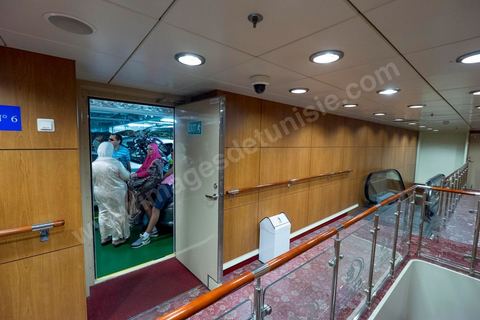 22 au juin 2014 : Débarquement des passagers et véhicules à l'arrivée de Tunis. A bord du nouveau navire Tanit de la CTN (Compagnie Tunisienne de Navigation) aller-retour Tunis-Marseille. Le retour des immigrés tunisiens en France chaque été représente une manne touristique et financière très importante pour la Tunisie. Le navire Tanit a été mis en service en 2012, il mesure 212 m de long pour 30 m de large, peut atteindre la vitesse max de 27,5 noeuds, capacité d'accueil 3200 passagers et 1060 véhicules.
