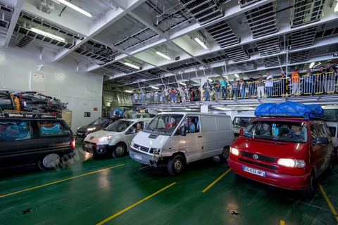 22 au juin 2014 : Débarquement des passagers et véhicules à l'arrivée de Tunis. A bord du nouveau navire Tanit de la CTN (Compagnie Tunisienne de Navigation) aller-retour Tunis-Marseille. Le retour des immigrés tunisiens en France chaque été représente une manne touristique et financière très importante pour la Tunisie. Le navire Tanit a été mis en service en 2012, il mesure 212 m de long pour 30 m de large, peut atteindre la vitesse max de 27,5 noeuds, capacité d'accueil 3200 passagers et 1060 véhicules.