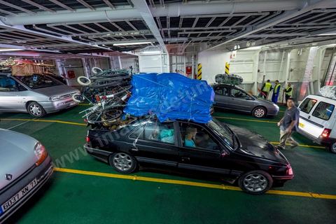 22 au juin 2014 : Débarquement des passagers et véhicules à l'arrivée de Tunis. A bord du nouveau navire Tanit de la CTN (Compagnie Tunisienne de Navigation) aller-retour Tunis-Marseille. Le retour des immigrés tunisiens en France chaque été représente une manne touristique et financière très importante pour la Tunisie. Le navire Tanit a été mis en service en 2012, il mesure 212 m de long pour 30 m de large, peut atteindre la vitesse max de 27,5 noeuds, capacité d'accueil 3200 passagers et 1060 véhicules.