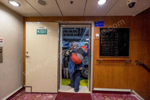 22 au juin 2014 : Débarquement des passagers et véhicules à l'arrivée de Tunis. A bord du nouveau navire Tanit de la CTN (Compagnie Tunisienne de Navigation) aller-retour Tunis-Marseille. Le retour des immigrés tunisiens en France chaque été représente une manne touristique et financière très importante pour la Tunisie. Le navire Tanit a été mis en service en 2012, il mesure 212 m de long pour 30 m de large, peut atteindre la vitesse max de 27,5 noeuds, capacité d'accueil 3200 passagers et 1060 véhicules.