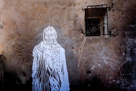 Oeuvres de l'artiste américain SWOON pour le Projet DjerbaHood : après la Tour Paris 13, la team Itinerrance dépose ses valises dans un village traditionnel de l’île de Djerba, Erriadh. Depuis le début du mois de juillet, le village d’Erriadh se métamorphose petit à petit pour devenir un véritable musée à ciel ouvert. Une sélection d’artistes des quatre coins du monde ont été invités à s’exprimer dans ce décor unique à l’architecture authentique : murs blancs, portes bleues turquoises, dômes, veilles constructions et divers lieux abandonnés, autant de possibilités qui donneront naissance à des créations uniques aux couleurs locales.