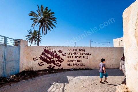 Oeuvres de l'artiste polonais M-CITY pour le Projet DjerbaHood : après la Tour Paris 13, la team Itinerrance dépose ses valises dans un village traditionnel de l’île de Djerba, Erriadh. Depuis le début du mois de juillet, le village d’Erriadh se métamorphose petit à petit pour devenir un véritable musée à ciel ouvert. Une sélection d’artistes des quatre coins du monde ont été invités à s’exprimer dans ce décor unique à l’architecture authentique : murs blancs, portes bleues turquoises, dômes, veilles constructions et divers lieux abandonnés, autant de possibilités qui donneront naissance à des créations uniques aux couleurs locales.