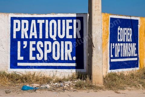 Oeuvres de l'artiste français SEAN HART pour le Projet DjerbaHood : après la Tour Paris 13, la team Itinerrance dépose ses valises dans un village traditionnel de l’île de Djerba, Erriadh. Depuis le début du mois de juillet, le village d’Erriadh se métamorphose petit à petit pour devenir un véritable musée à ciel ouvert. Une sélection d’artistes des quatre coins du monde ont été invités à s’exprimer dans ce décor unique à l’architecture authentique : murs blancs, portes bleues turquoises, dômes, veilles constructions et divers lieux abandonnés, autant de possibilités qui donneront naissance à des créations uniques aux couleurs locales.