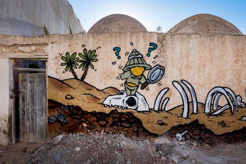Oeuvres de l'artiste réunionnais JACE pour le Projet DjerbaHood : après la Tour Paris 13, la team Itinerrance dépose ses valises dans un village traditionnel de l’île de Djerba, Erriadh. Depuis le début du mois de juillet, le village d’Erriadh se métamorphose petit à petit pour devenir un véritable musée à ciel ouvert. Une sélection d’artistes des quatre coins du monde ont été invités à s’exprimer dans ce décor unique à l’architecture authentique : murs blancs, portes bleues turquoises, dômes, veilles constructions et divers lieux abandonnés, autant de possibilités qui donneront naissance à des créations uniques aux couleurs locales.