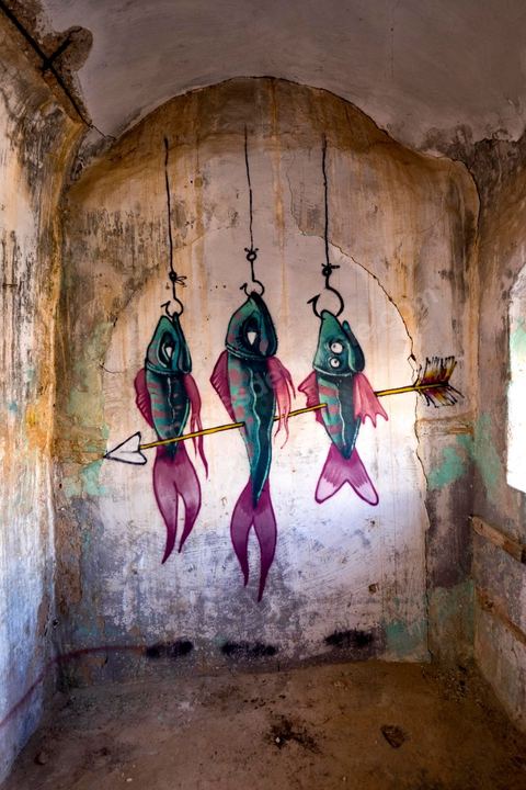 Oeuvres de l'artiste espagnol MALAKKAI pour le Projet DjerbaHood : après la Tour Paris 13, la team Itinerrance dépose ses valises dans un village traditionnel de l’île de Djerba, Erriadh. Depuis le début du mois de juillet, le village d’Erriadh se métamorphose petit à petit pour devenir un véritable musée à ciel ouvert. Une sélection d’artistes des quatre coins du monde ont été invités à s’exprimer dans ce décor unique à l’architecture authentique : murs blancs, portes bleues turquoises, dômes, veilles constructions et divers lieux abandonnés, autant de possibilités qui donneront naissance à des créations uniques aux couleurs locales.