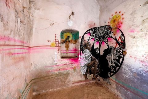 Oeuvres de l'artiste américain SWOON et de l'américaine MONICA CANILAO pour le Projet DjerbaHood : après la Tour Paris 13, la team Itinerrance dépose ses valises dans un village traditionnel de l’île de Djerba, Erriadh. Depuis le début du mois de juillet, le village d’Erriadh se métamorphose petit à petit pour devenir un véritable musée à ciel ouvert. Une sélection d’artistes des quatre coins du monde ont été invités à s’exprimer dans ce décor unique à l’architecture authentique : murs blancs, portes bleues turquoises, dômes, veilles constructions et divers lieux abandonnés, autant de possibilités qui donneront naissance à des créations uniques aux couleurs locales.