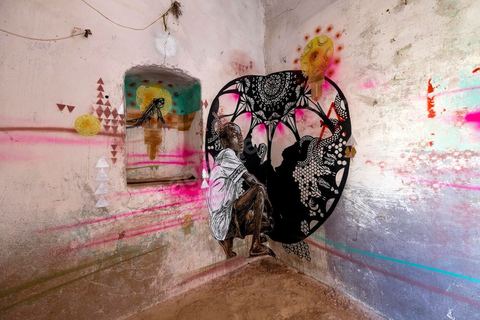 Oeuvres de l'artiste américain SWOON et de l'américaine MONICA CANILAO pour le Projet DjerbaHood : après la Tour Paris 13, la team Itinerrance dépose ses valises dans un village traditionnel de l’île de Djerba, Erriadh. Depuis le début du mois de juillet, le village d’Erriadh se métamorphose petit à petit pour devenir un véritable musée à ciel ouvert. Une sélection d’artistes des quatre coins du monde ont été invités à s’exprimer dans ce décor unique à l’architecture authentique : murs blancs, portes bleues turquoises, dômes, veilles constructions et divers lieux abandonnés, autant de possibilités qui donneront naissance à des créations uniques aux couleurs locales.