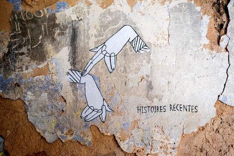 Oeuvres de l'artiste américain KNOW HOPE pour le Projet DjerbaHood : après la Tour Paris 13, la team Itinerrance dépose ses valises dans un village traditionnel de l’île de Djerba, Erriadh. Depuis le début du mois de juillet, le village d’Erriadh se métamorphose petit à petit pour devenir un véritable musée à ciel ouvert. Une sélection d’artistes des quatre coins du monde ont été invités à s’exprimer dans ce décor unique à l’architecture authentique : murs blancs, portes bleues turquoises, dômes, veilles constructions et divers lieux abandonnés, autant de possibilités qui donneront naissance à des créations uniques aux couleurs locales.