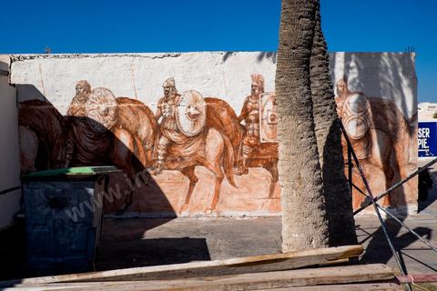 Oeuvres de l'artiste argentin JAZ/FRANCO FASOLI pour le Projet DjerbaHood : après la Tour Paris 13, la team Itinerrance dépose ses valises dans un village traditionnel de l’île de Djerba, Erriadh. Depuis le début du mois de juillet, le village d’Erriadh se métamorphose petit à petit pour devenir un véritable musée à ciel ouvert. Une sélection d’artistes des quatre coins du monde ont été invités à s’exprimer dans ce décor unique à l’architecture authentique : murs blancs, portes bleues turquoises, dômes, veilles constructions et divers lieux abandonnés, autant de possibilités qui donneront naissance à des créations uniques aux couleurs locales.