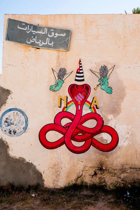 Oeuvres de l'artiste brésilien CALMA pour le Projet DjerbaHood : après la Tour Paris 13, la team Itinerrance dépose ses valises dans un village traditionnel de l’île de Djerba, Erriadh. Depuis le début du mois de juillet, le village d’Erriadh se métamorphose petit à petit pour devenir un véritable musée à ciel ouvert. Une sélection d’artistes des quatre coins du monde ont été invités à s’exprimer dans ce décor unique à l’architecture authentique : murs blancs, portes bleues turquoises, dômes, veilles constructions et divers lieux abandonnés, autant de possibilités qui donneront naissance à des créations uniques aux couleurs locales.