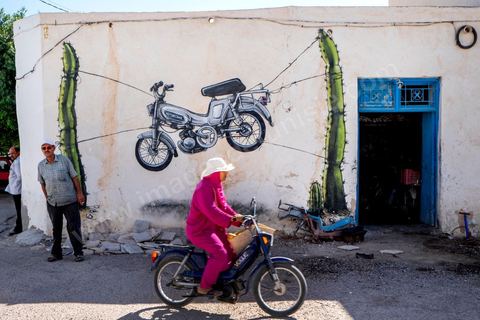 Oeuvres de l'artiste espagnol MALAKKAI pour le Projet DjerbaHood : après la Tour Paris 13, la team Itinerrance dépose ses valises dans un village traditionnel de l’île de Djerba, Erriadh. Depuis le début du mois de juillet, le village d’Erriadh se métamorphose petit à petit pour devenir un véritable musée à ciel ouvert. Une sélection d’artistes des quatre coins du monde ont été invités à s’exprimer dans ce décor unique à l’architecture authentique : murs blancs, portes bleues turquoises, dômes, veilles constructions et divers lieux abandonnés, autant de possibilités qui donneront naissance à des créations uniques aux couleurs locales.