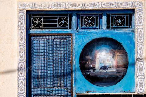 Works by Spanish artist Sebastian VELASCO for the DjerbaHood Project: after the Paris 13 Tower, the Itinerrance team has set up shop in Erriadh, a traditional village on the island of Djerba. Since early July, the village of Erriadh has been gradually transforming into a veritable open-air museum. A selection of artists from around the world has been invited to showcase their work in this unique setting with its authentic architecture: white walls, turquoise-blue doors, domes, old buildings, and various abandoned sites—all offering endless possibilities that will give rise to one-of-a-kind creations infused with local color.