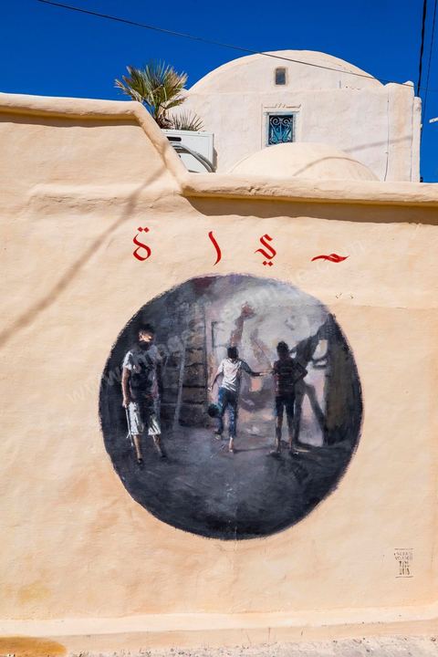 Works by Spanish artist Sebastian VELASCO for the DjerbaHood Project: after the Paris 13 Tower, the Itinerrance team has set up shop in Erriadh, a traditional village on the island of Djerba. Since early July, the village of Erriadh has been gradually transforming into a veritable open-air museum. A selection of artists from around the world has been invited to showcase their work in this unique setting with its authentic architecture: white walls, turquoise-blue doors, domes, old buildings, and various abandoned sites—all offering endless possibilities that will give rise to one-of-a-kind creations infused with local color.