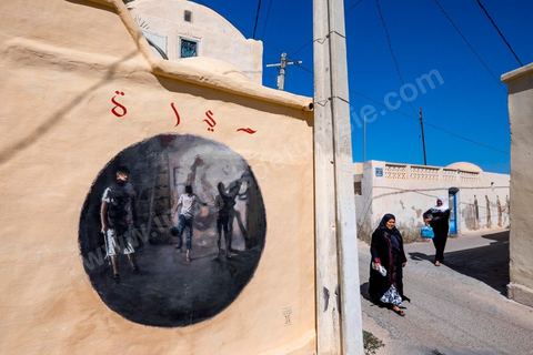 Works by Spanish artist Sebastian VELASCO for the DjerbaHood Project: after the Paris 13 Tower, the Itinerrance team has set up shop in Erriadh, a traditional village on the island of Djerba. Since early July, the village of Erriadh has been gradually transforming into a veritable open-air museum. A selection of artists from around the world has been invited to showcase their work in this unique setting with its authentic architecture: white walls, turquoise-blue doors, domes, old buildings, and various abandoned sites—all offering endless possibilities that will give rise to one-of-a-kind creations infused with local color.