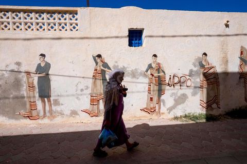 Works by Argentine artist HYURO for the DjerbaHood Project: after the Paris 13 Tower, the Itinerrance team is setting up shop in Erriadh, a traditional village on the island of Djerba. Since early July, the village of Erriadh has been gradually transforming into a veritable open-air museum. A selection of artists from around the world has been invited to create works in this unique setting with its authentic architecture: white walls, turquoise-blue doors, domes, old buildings, and various abandoned sites—all offering endless possibilities that will give rise to unique creations infused with local color.