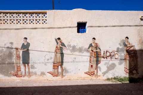 Works by Argentine artist HYURO for the DjerbaHood Project: after the Paris 13 Tower, the Itinerrance team is setting up shop in Erriadh, a traditional village on the island of Djerba. Since early July, the village of Erriadh has been gradually transforming into a veritable open-air museum. A selection of artists from around the world has been invited to create works in this unique setting with its authentic architecture: white walls, turquoise-blue doors, domes, old buildings, and various abandoned sites—all offering endless possibilities that will give rise to unique creations infused with local color.